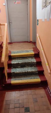 Ступеньки с желтой полосой и тактильными табличками-наклейками на поручнях